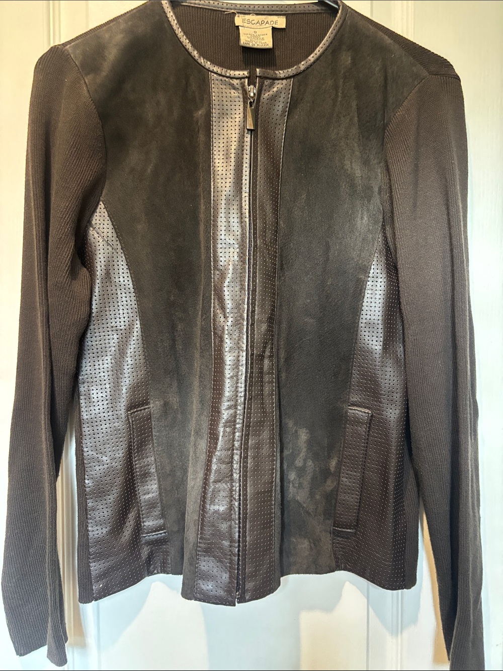 ESCAPADE BRAND BROWN LEATHER AND SUEDE JACKET  FULL ZIPPER IN FRONT 
SIZE SMALL